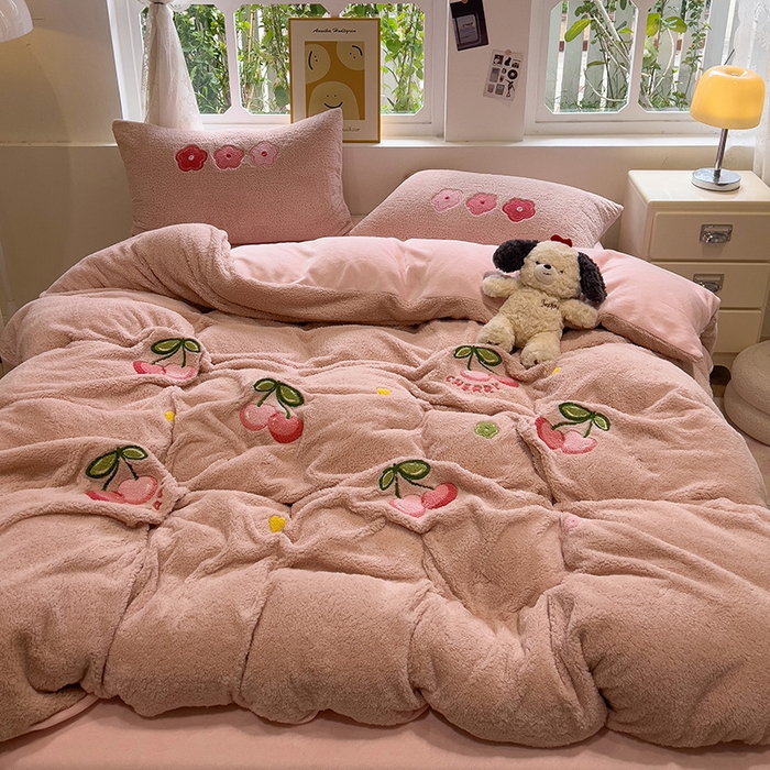 91家纺网 家纺一手货源 找家纺 金爱家 2024新款220g加厚防静电泰迪绒牛奶绒刺绣四件套 泰迪绒-樱桃