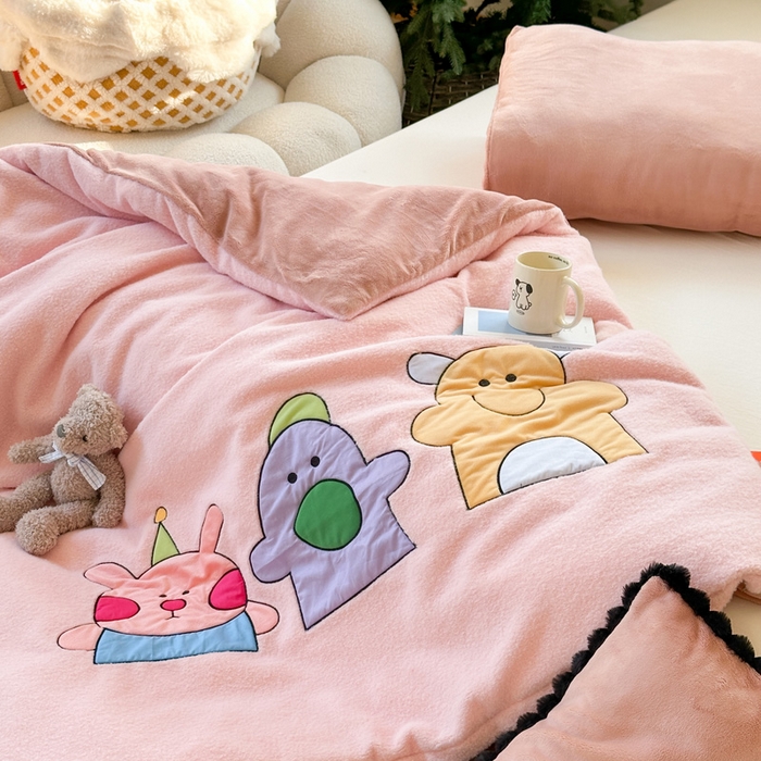 91家纺网 家纺一手货源 找家纺 喜多兔儿童家纺 2024新款320克仿羊毛绒全消光牛奶绒四件套 粉色小加油