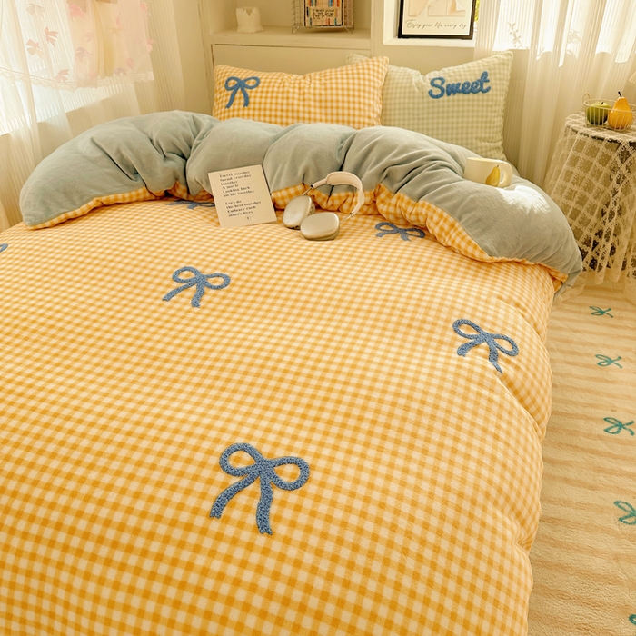 91家纺网 家纺一手货源 找家纺 慕尚 2025新款可爱大眼睛蝴蝶结牛奶绒四件套 蝴蝶结黄格蓝