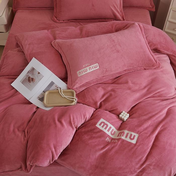 91家纺网 家纺一手货源 找家纺 2024新款m风高品绣花四件套 玫瑰色