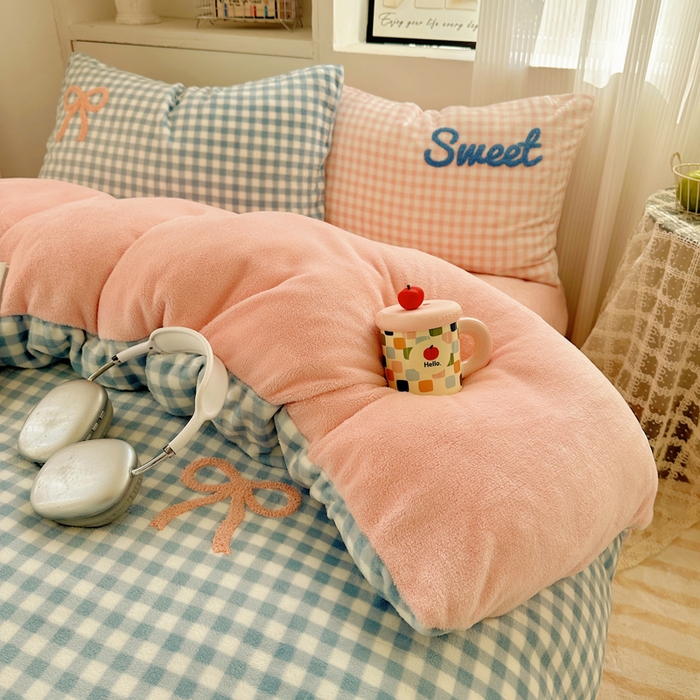 91家纺网 家纺一手货源 找家纺 慕尚 2025新款可爱大眼睛蝴蝶结牛奶绒四件套 蝴蝶结蓝格粉