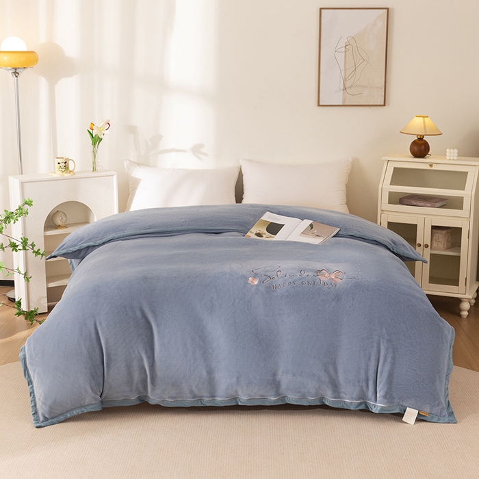 91家纺网 家纺一手货源 找家纺 2024新款高克重牛奶绒被套素色绣花床裙款四件套 雾蓝