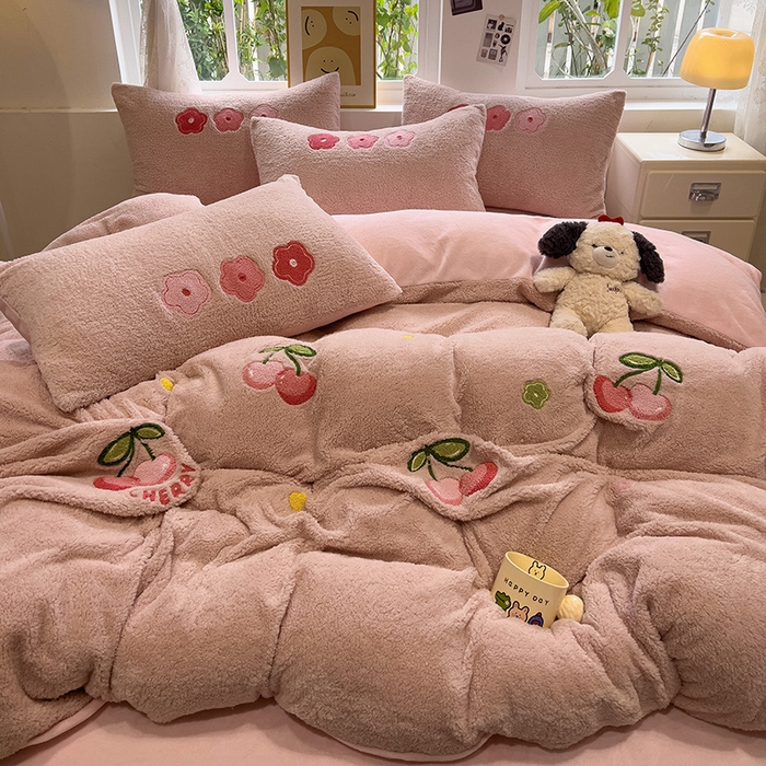 91家纺网 家纺一手货源 找家纺 金爱家 2024新款220g加厚防静电泰迪绒牛奶绒刺绣四件套 泰迪绒-樱桃