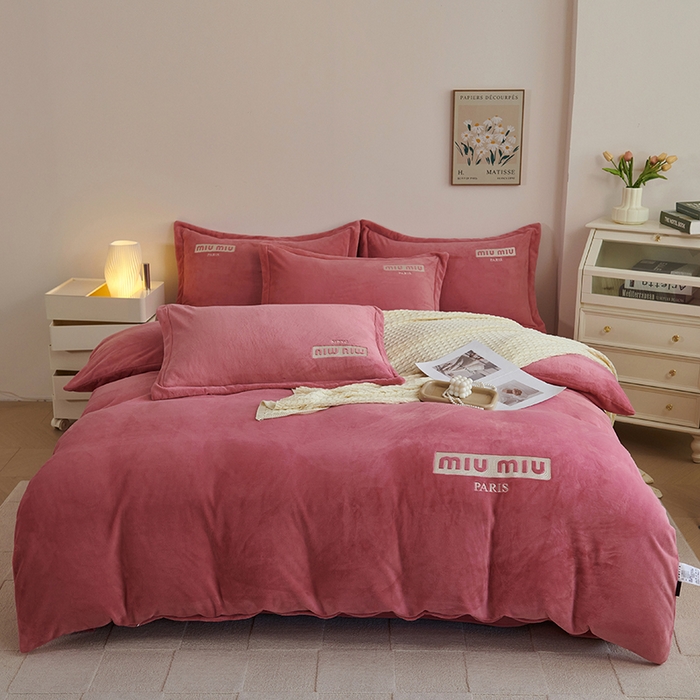 91家纺网 家纺一手货源 找家纺 2024新款m风高品绣花四件套 玫瑰色