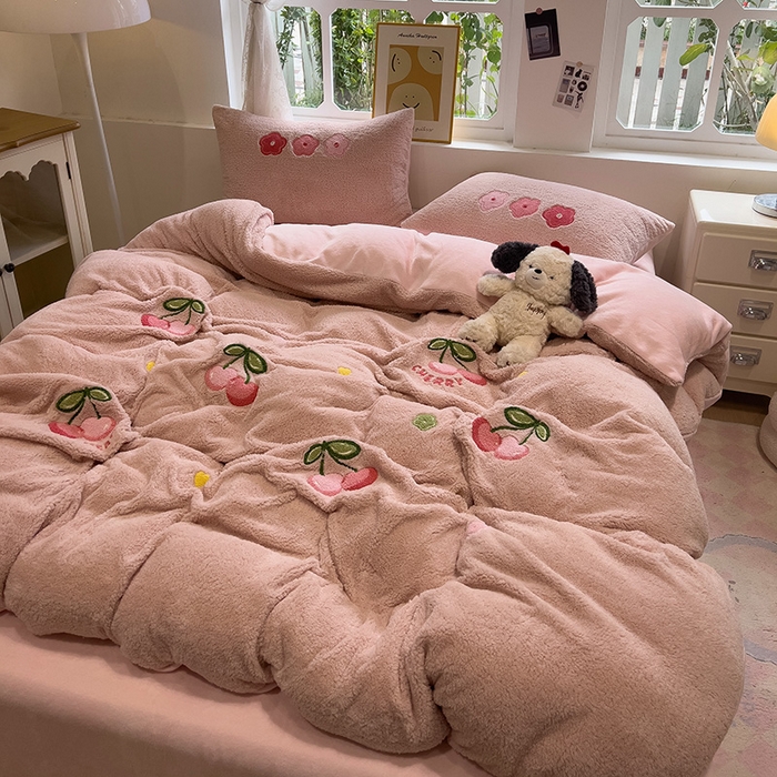 91家纺网 家纺一手货源 找家纺 金爱家 2024新款220g加厚防静电泰迪绒牛奶绒刺绣四件套 泰迪绒-樱桃