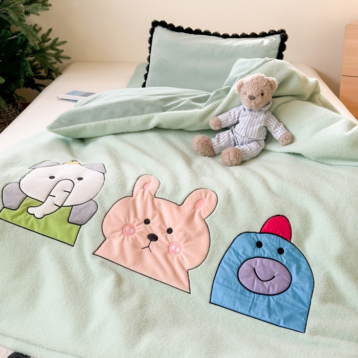 91家纺网 家纺一手货源 找家纺 喜多兔儿童家纺 2024新款320克仿羊毛绒全消光牛奶绒四件套 绿色小加油