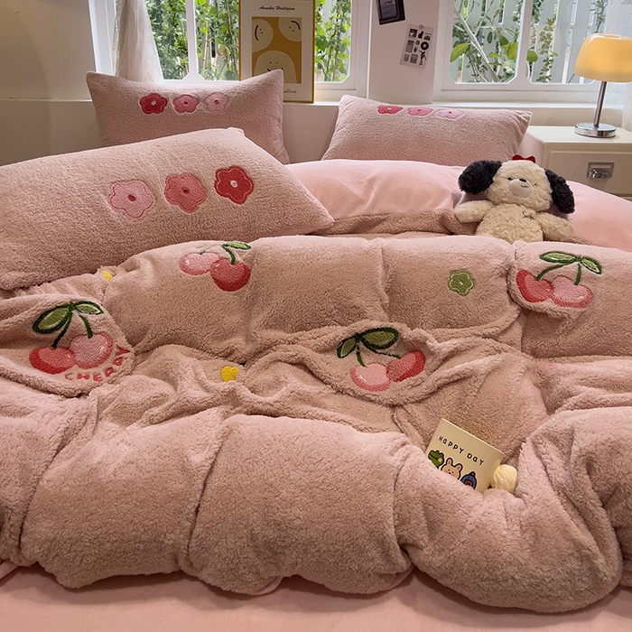 91家纺网 家纺一手货源 找家纺 金爱家 2024新款220g加厚防静电泰迪绒牛奶绒刺绣四件套 泰迪绒-樱桃
