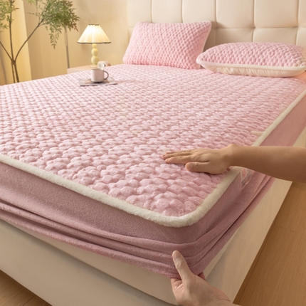 91家纺网 家纺一手货源 找家纺 鑫钰 2024秋冬新款加厚金龟绒牛奶绒床笠床垫保护罩 金龟绒-嫩粉