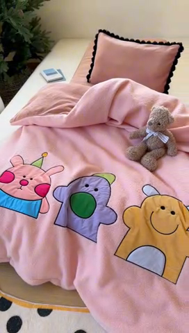 91家纺网 家纺一手货源 找家纺 喜多兔儿童家纺 2024新款320克仿羊毛绒全消光牛奶绒四件套 粉色小加油