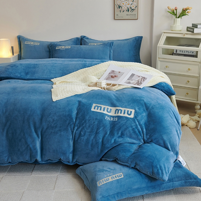 91家纺网 家纺一手货源 找家纺 2024新款m风高品绣花四件套 深海蓝