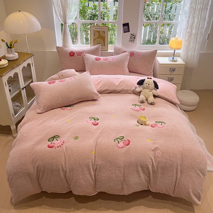 91家纺网 家纺一手货源 找家纺 金爱家 2024新款220g加厚防静电泰迪绒牛奶绒刺绣四件套 泰迪绒-樱桃