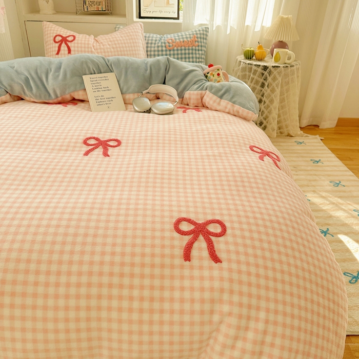 91家纺网 家纺一手货源 找家纺 慕尚 2025新款可爱大眼睛蝴蝶结牛奶绒四件套 蝴蝶结粉格蓝