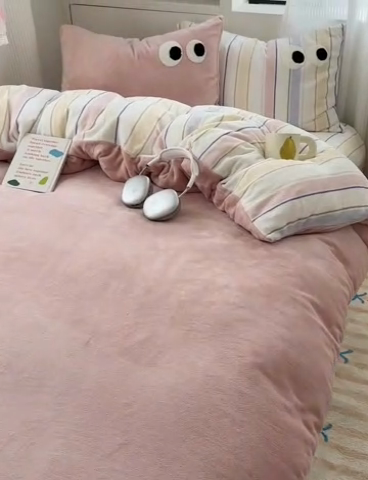 91家纺网 家纺一手货源 找家纺 慕尚 2025新款可爱大眼睛蝴蝶结牛奶绒四件套 露娜粉豆沙