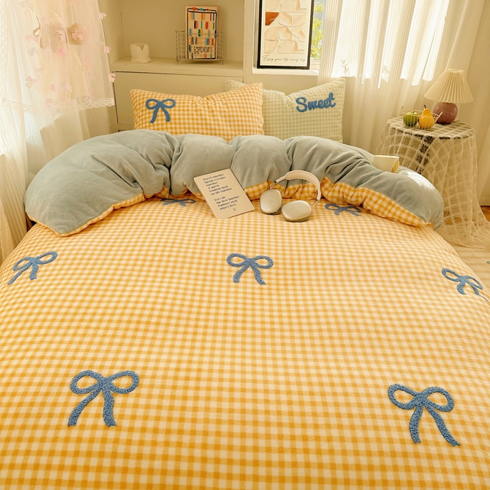 91家纺网 家纺一手货源 找家纺 慕尚 2025新款可爱大眼睛蝴蝶结牛奶绒四件套 蝴蝶结黄格蓝