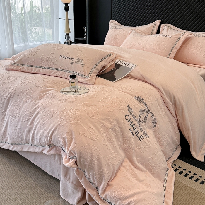 91家纺网 家纺一手货源 找家纺 宅家居 2025新款轻奢小香风雕花刺绣全消光A类高克重牛奶绒四件套-小香牡丹 小香牡丹-粉玉