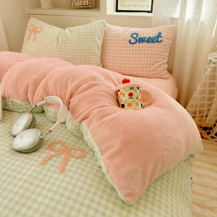 91家纺网 家纺一手货源 找家纺 慕尚 2025新款可爱大眼睛蝴蝶结牛奶绒四件套 蝴蝶结绿格粉