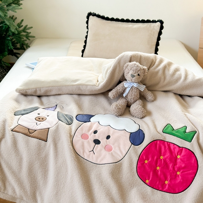 91家纺网 家纺一手货源 找家纺 喜多兔儿童家纺 2024新款320克仿羊毛绒全消光牛奶绒四件套 卡其色小加油