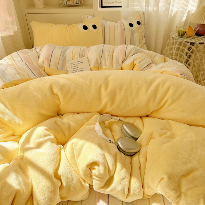 91家纺网 家纺一手货源 找家纺 慕尚 2025新款可爱大眼睛蝴蝶结牛奶绒四件套 露娜嫩黄