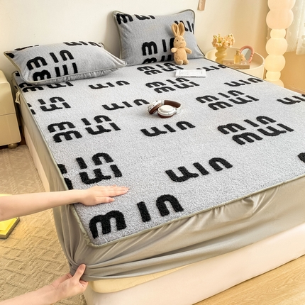 91家纺网 家纺一手货源 找家纺 好眠好梦 2024新款240g提花牛奶绒床笠 青春日记