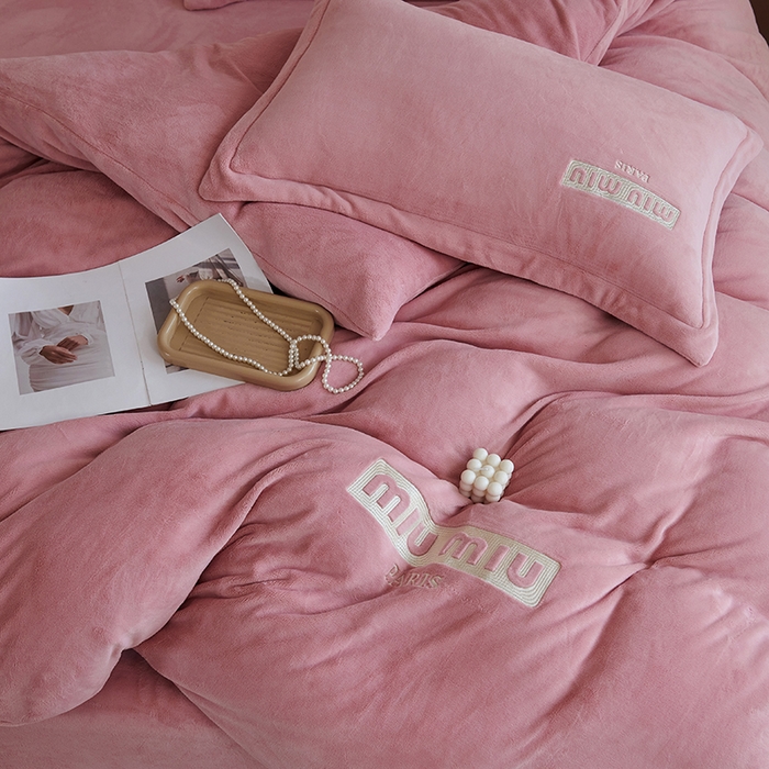 91家纺网 家纺一手货源 找家纺 2024新款m风高品绣花四件套 公主粉