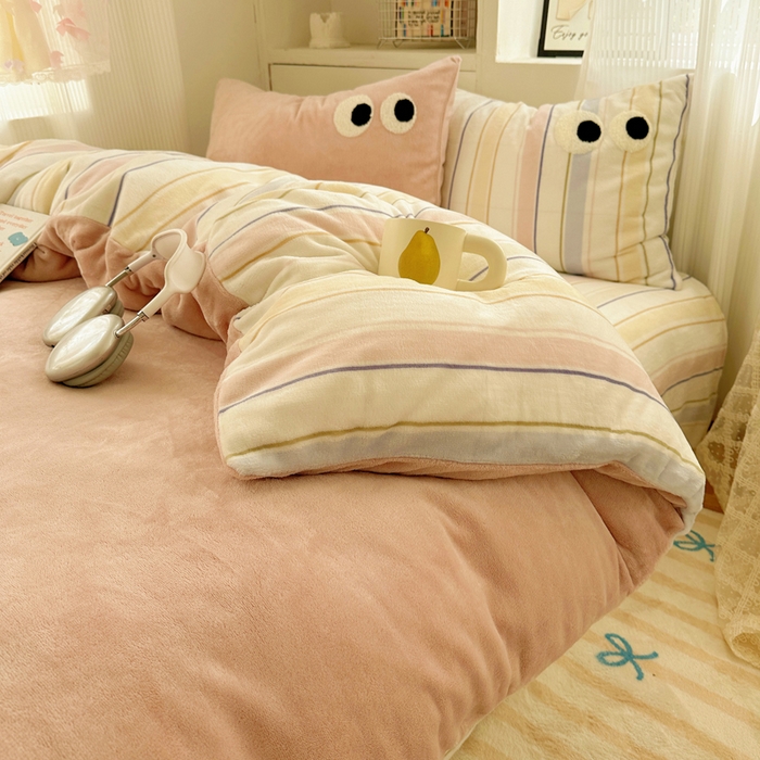 91家纺网 家纺一手货源 找家纺 慕尚 2025新款可爱大眼睛蝴蝶结牛奶绒四件套 露娜粉豆沙