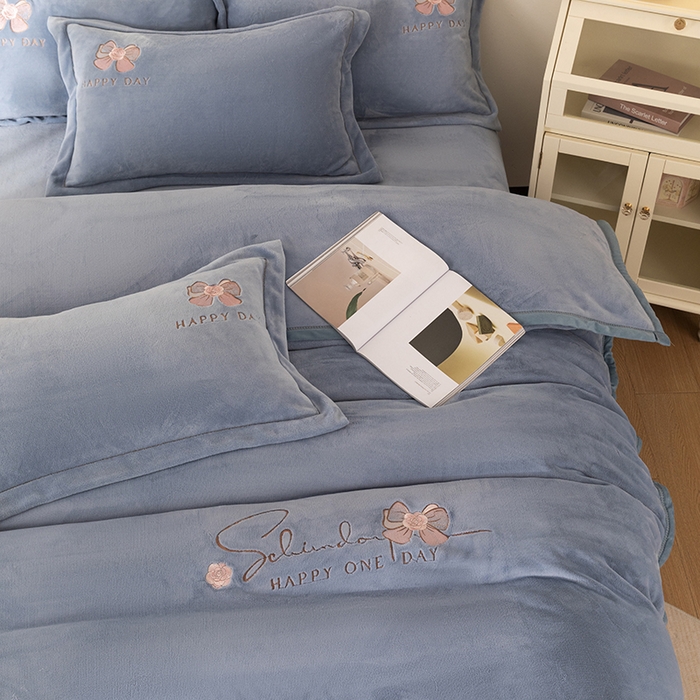 91家纺网 家纺一手货源 找家纺 2024新款高克重牛奶绒被套素色绣花床裙款四件套 雾蓝