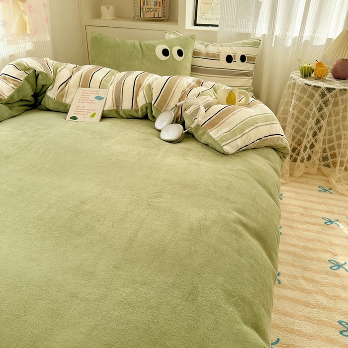 91家纺网 家纺一手货源 找家纺 慕尚 2025新款可爱大眼睛蝴蝶结牛奶绒四件套 露娜松石绿