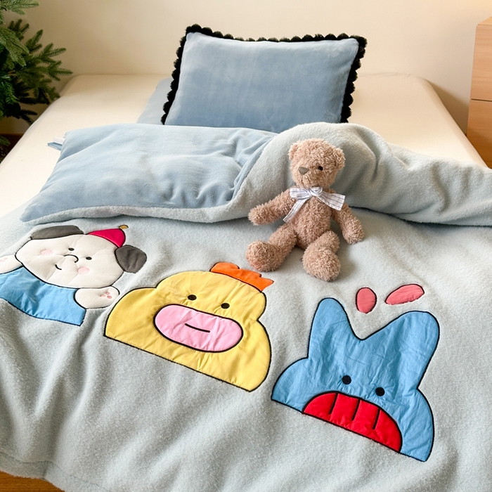 91家纺网 家纺一手货源 找家纺 喜多兔儿童家纺 2024新款320克仿羊毛绒全消光牛奶绒四件套 蓝色小加油