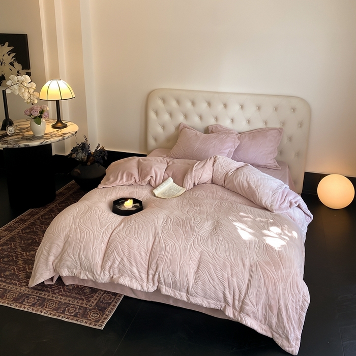 91家纺网 家纺一手货源 找家纺 （总）旷野 2024新款双色提花雕花牛奶绒四件套