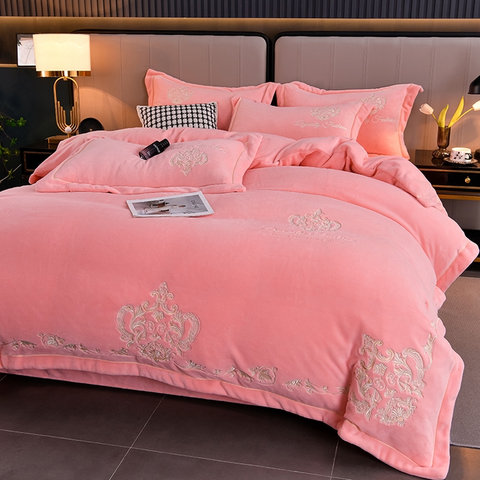 91家纺网 家纺一手货源 找家纺 沐妍家纺 2024新款重工刺绣绣花纯色牛奶绒四件套皇冠-粉玉