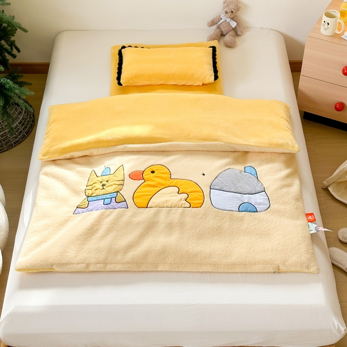 91家纺网 家纺一手货源 找家纺 喜多兔儿童家纺 2024新款320克仿羊毛绒全消光牛奶绒四件套 黄色小加油