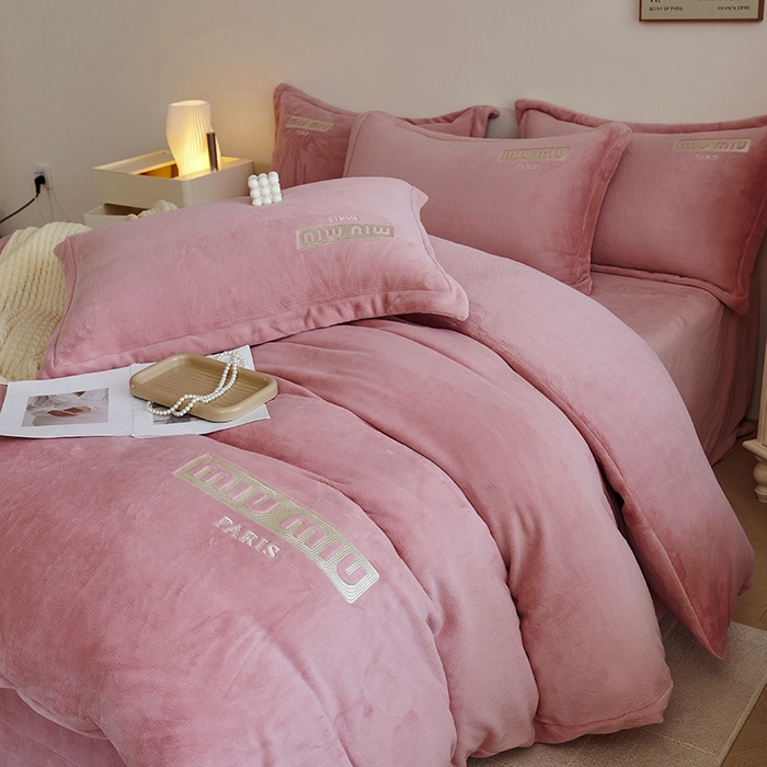 91家纺网 家纺一手货源 找家纺 2024新款m风高品绣花四件套 公主粉