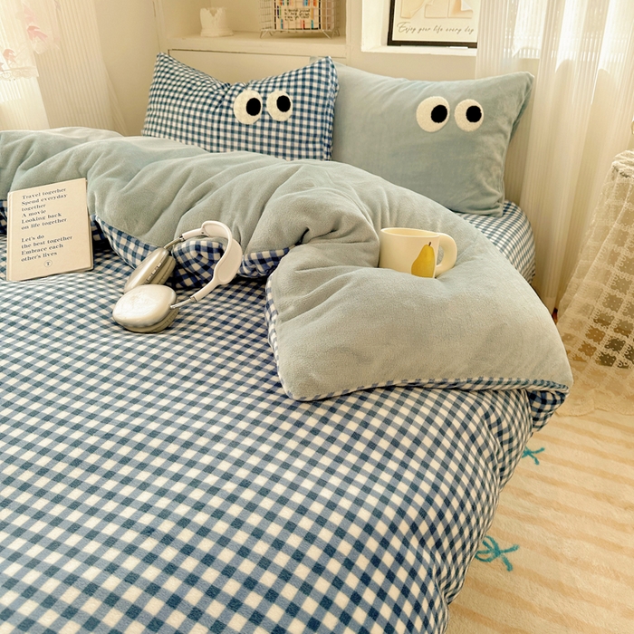 91家纺网 家纺一手货源 找家纺 慕尚 2025新款可爱大眼睛蝴蝶结牛奶绒四件套 芭比白云石