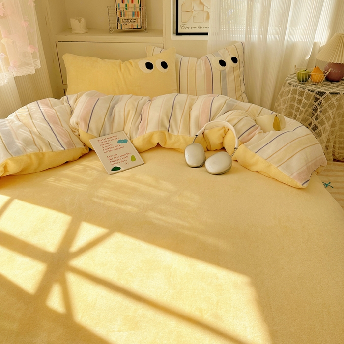 91家纺网 家纺一手货源 找家纺 慕尚 2025新款可爱大眼睛蝴蝶结牛奶绒四件套 露娜嫩黄