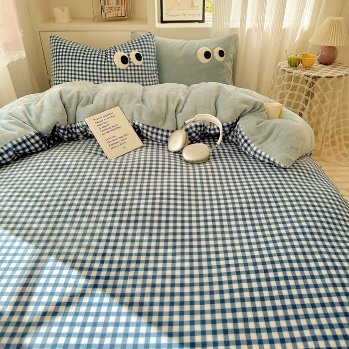 91家纺网 家纺一手货源 找家纺 慕尚 2025新款可爱大眼睛蝴蝶结牛奶绒四件套 芭比白云石