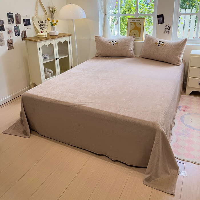 91家纺网 家纺一手货源 找家纺 金爱家 2024新款220g加厚防静电泰迪绒牛奶绒刺绣四件套 泰迪绒-咖啡宝宝