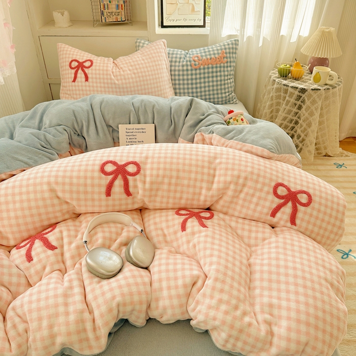 91家纺网 家纺一手货源 找家纺 慕尚 2025新款可爱大眼睛蝴蝶结牛奶绒四件套 蝴蝶结粉格蓝