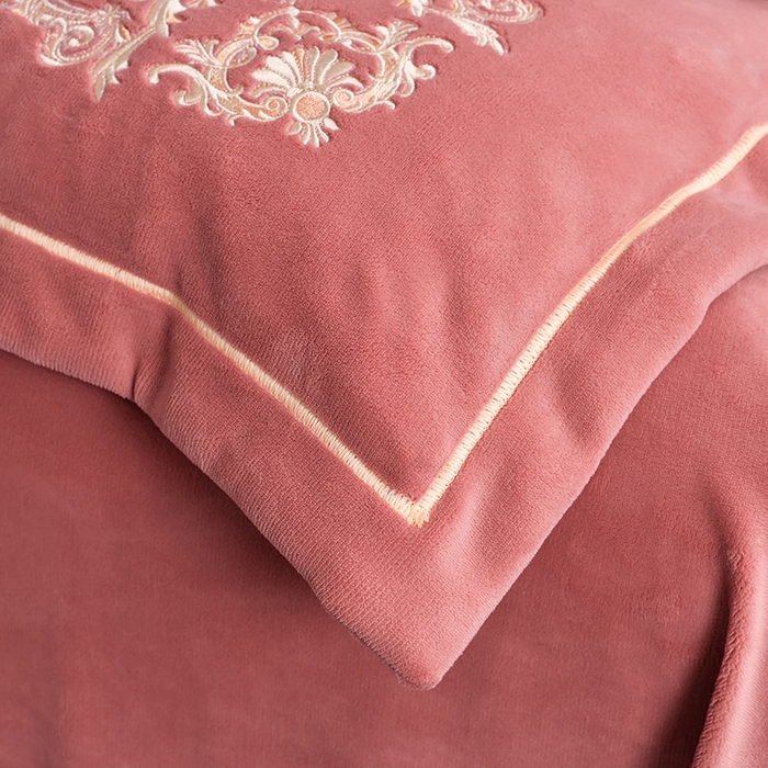 91家纺网 家纺一手货源 找家纺 沐妍家纺 2024新款重工刺绣绣花纯色牛奶绒四件套皇冠-豆沙红