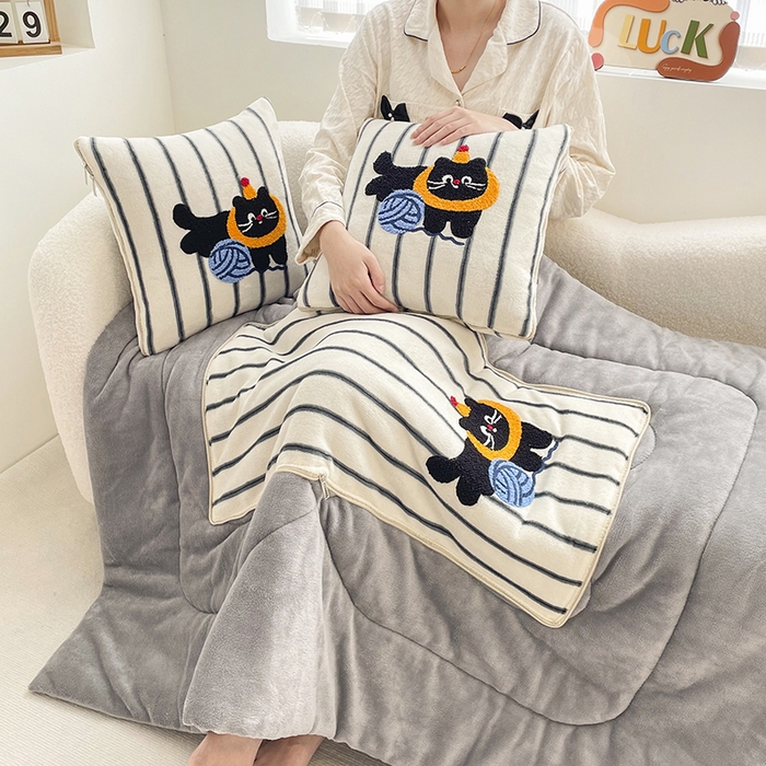 91家纺网 家纺一手货源 找家纺 2025新款牛奶绒多巴胺毛巾绣抱枕被 线团猫