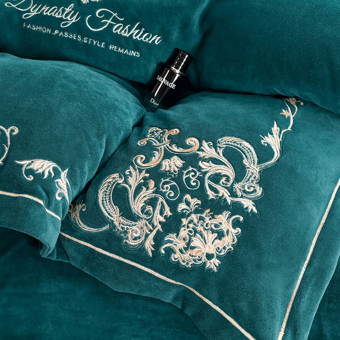 91家纺网 家纺一手货源 找家纺 沐妍家纺 2024新款重工刺绣绣花纯色牛奶绒四件套皇冠-午夜蓝