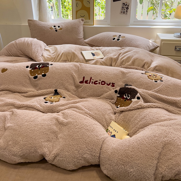 91家纺网 家纺一手货源 找家纺 金爱家 2024新款220g加厚防静电泰迪绒牛奶绒刺绣四件套 泰迪绒-咖啡宝宝