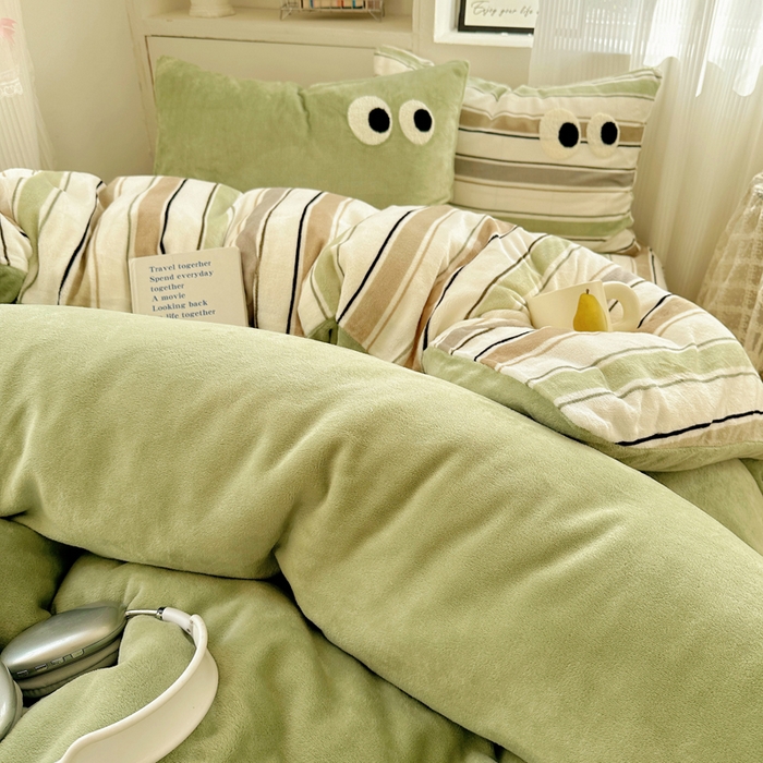 91家纺网 家纺一手货源 找家纺 慕尚 2025新款可爱大眼睛蝴蝶结牛奶绒四件套 露娜松石绿