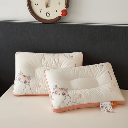 91家纺网 家纺一手货源 找家纺 （总）她喜爱 2024新款小奶猫-A类全棉亲子定型护颈枕芯儿童学生成人家用枕头