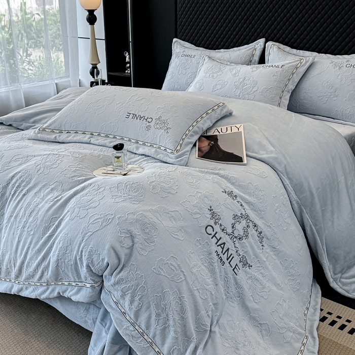 91家纺网 家纺一手货源 找家纺 宅家居 2025新款轻奢小香风雕花刺绣全消光A类高克重牛奶绒四件套-小香牡丹 小香牡丹-蓝色