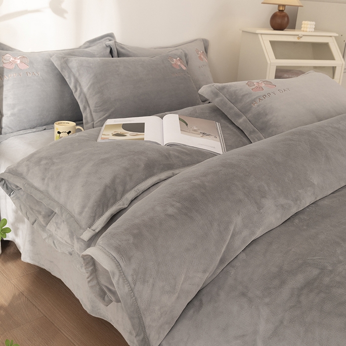 91家纺网 家纺一手货源 找家纺 2024新款高克重牛奶绒被套素色绣花床裙款四件套 太空灰