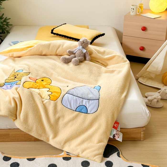 91家纺网 家纺一手货源 找家纺 喜多兔儿童家纺 2024新款320克仿羊毛绒全消光牛奶绒四件套 黄色小加油