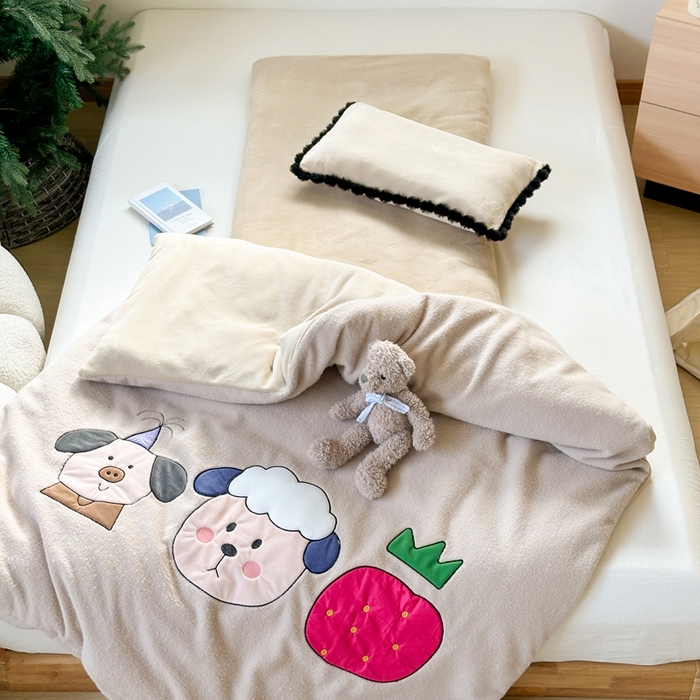 91家纺网 家纺一手货源 找家纺 喜多兔儿童家纺 2024新款320克仿羊毛绒全消光牛奶绒四件套 卡其色小加油