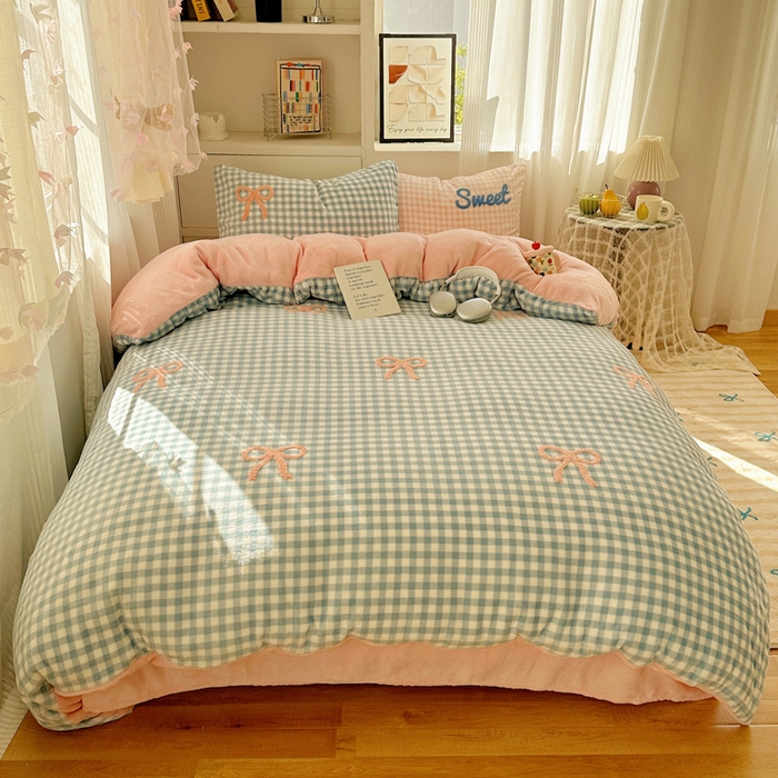 91家纺网 家纺一手货源 找家纺 慕尚 2025新款可爱大眼睛蝴蝶结牛奶绒四件套 蝴蝶结蓝格粉