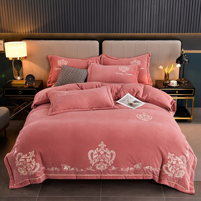 91家纺网 家纺一手货源 找家纺 沐妍家纺 2024新款重工刺绣绣花纯色牛奶绒四件套皇冠-豆沙红