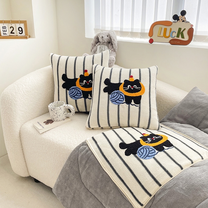 91家纺网 家纺一手货源 找家纺 2025新款牛奶绒多巴胺毛巾绣抱枕被 线团猫